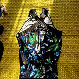 White House, Black Market top.